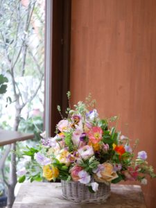 春のバスケットアレンジ